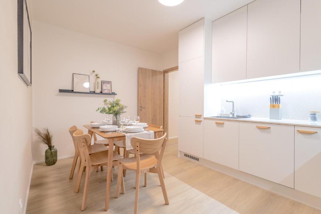 Kuchyň nebo kuchyňský kout v ubytování Bright 2BR - 7th floor, Balcony, Free Parking by Gravity Prague