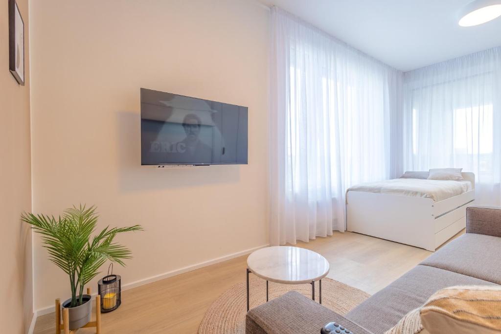 TV a/nebo společenská místnost v ubytování Bright 2BR - 7th floor, Balcony, Free Parking by Gravity Prague