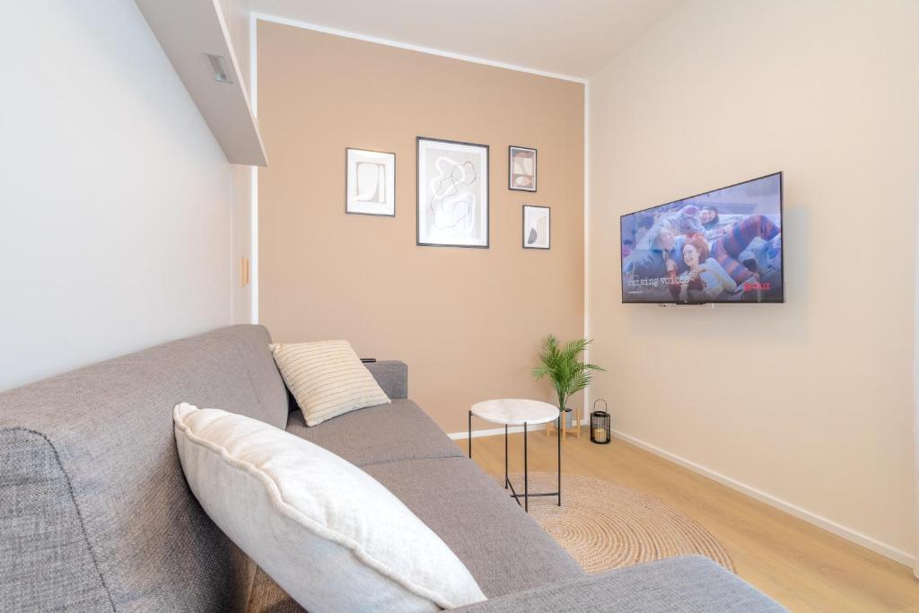 Posezení v ubytování Bright 2BR - 7th floor, Balcony, Free Parking by Gravity Prague