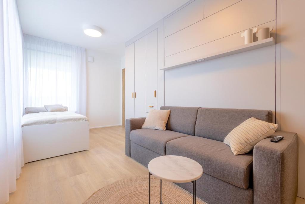 Posezení v ubytování Bright 2BR - 7th floor, Balcony, Free Parking by Gravity Prague