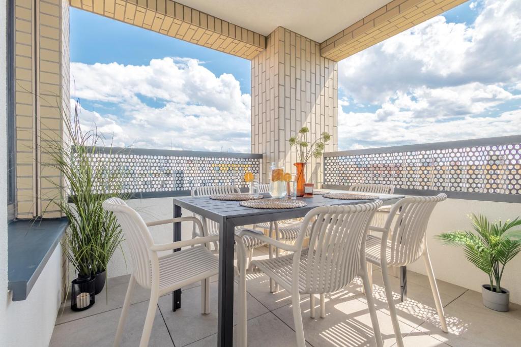 Balkón nebo terasa v ubytování Bright 2BR - 7th floor, Balcony, Free Parking by Gravity Prague