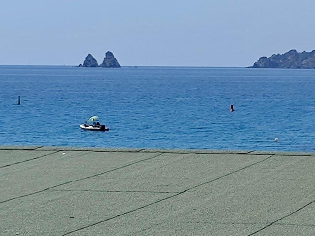 un petit bateau au milieu d'une grande masse d'eau dans l'établissement bord de mer 