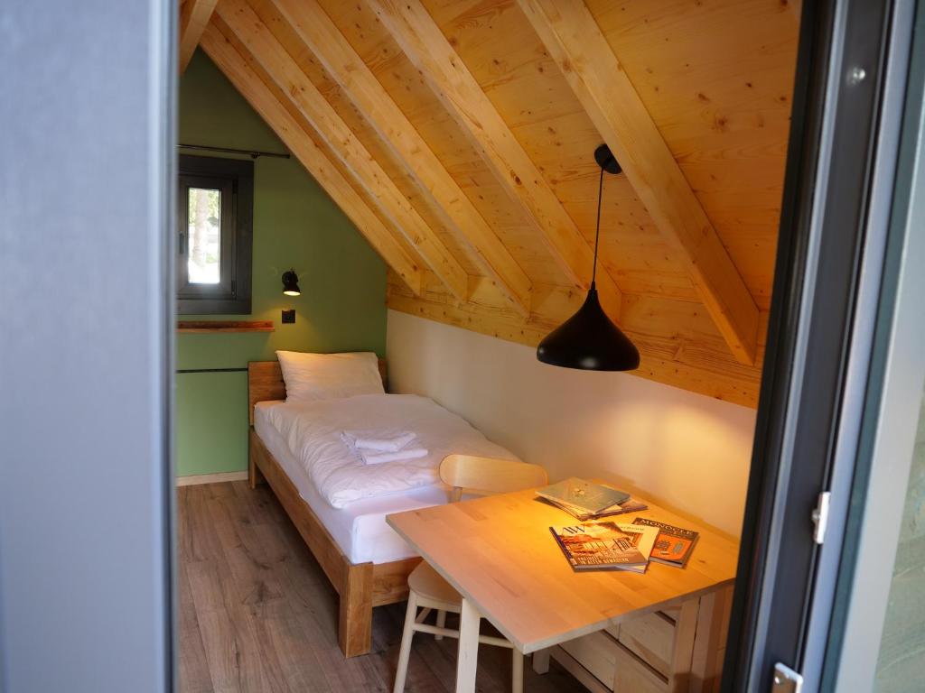 Voodi või voodid majutusasutuse Tiny House Alphütte toas