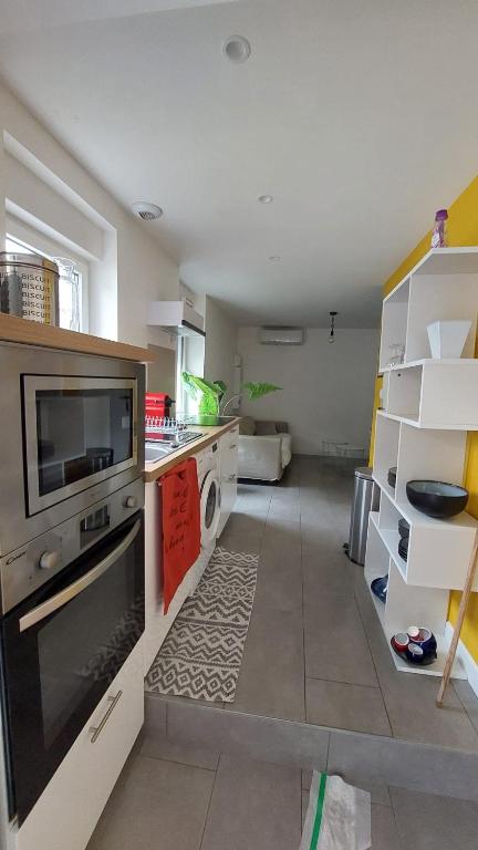 Il comprend une cuisine équipée d'une cuisinière et d'un lave-vaisselle. dans l'établissement jolie maison dans un quartier calme, à Saint-Vallier