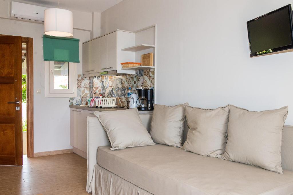 Televízia a/alebo spoločenská miestnosť v ubytovaní Lemonia Accommodations