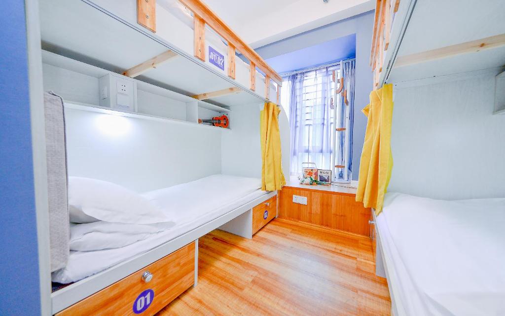 Postel nebo postele na pokoji v ubytování 笑脸里青年旅舍天府店
