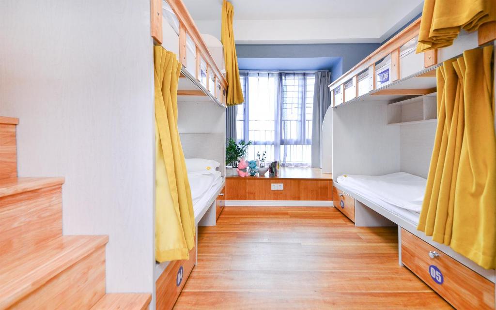 Postel nebo postele na pokoji v ubytování 笑脸里青年旅舍天府店