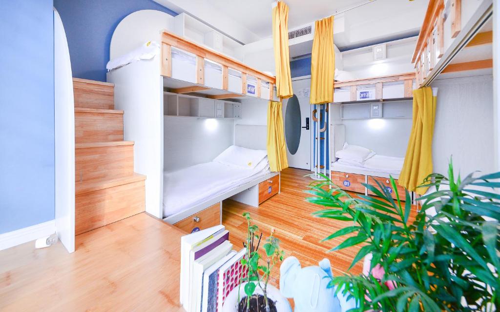 Postel nebo postele na pokoji v ubytování 笑脸里青年旅舍天府店