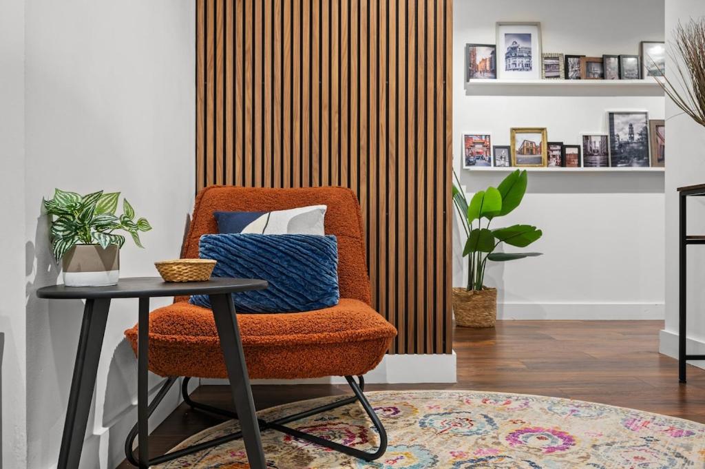 Hotel One Cambridge Residence by COQOON, a room with a chair and a table at One Cambridge Residence by COQOON in Manchester
