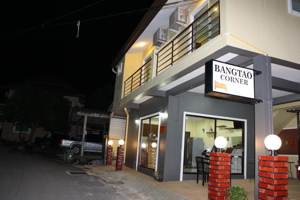 un edificio con un cartel que lee centro de banquetes en Bangtao Corner, en Bang Tao Beach