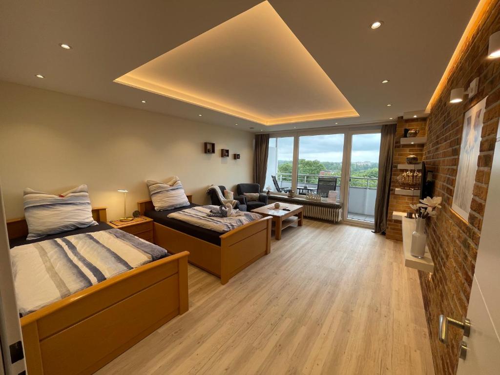 una grande camera con due letti e un divano di Haus Weitblick Emil a Flensburgo