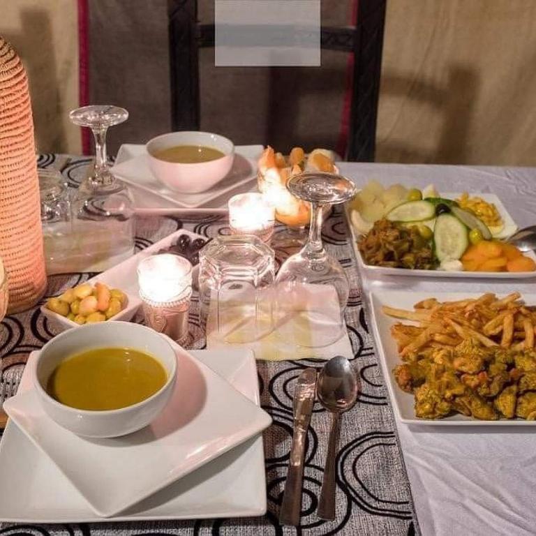 Jídlo v luxury tent nebo okolí