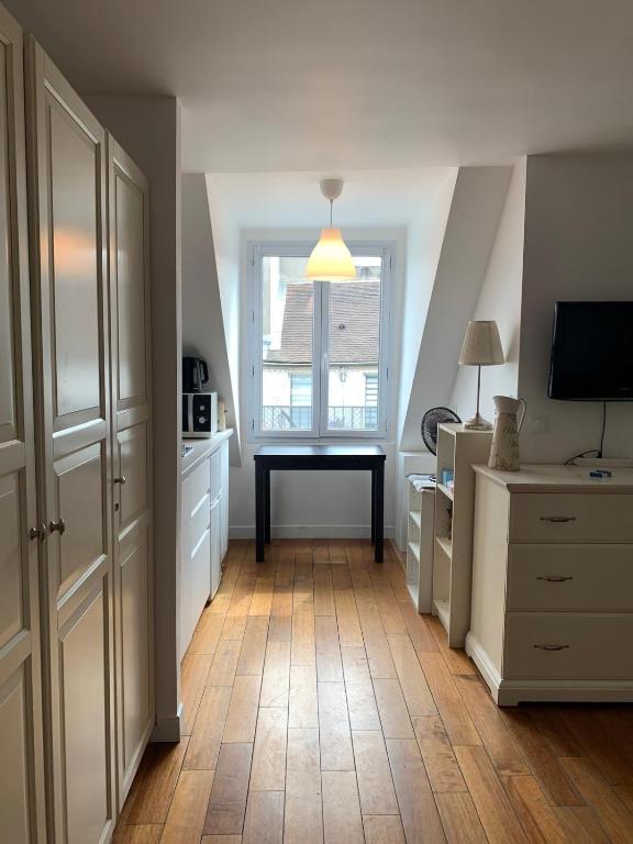 - une cuisine avec une fenêtre et une table dans une chambre dans l'établissement Studio Saint-Germain-des-prés, à Paris