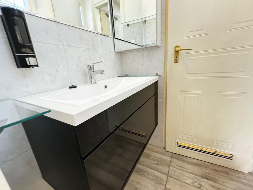 SZE Business Apartman 9026 Győr, Hédervári út 33 A ép. F/2 kép - 1