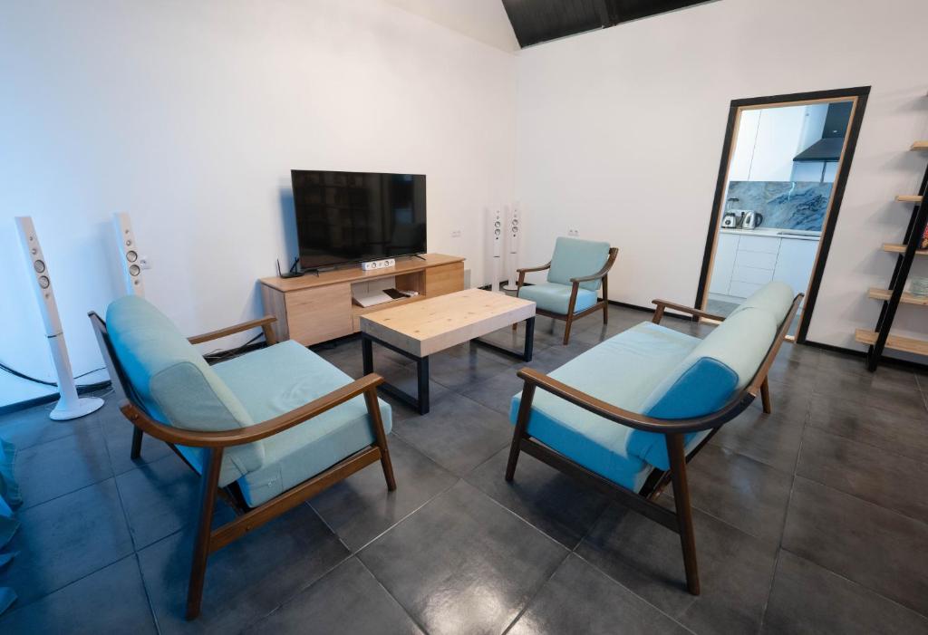 TV a/nebo společenská místnost v ubytování Vagabond - Cozy Guesthouse in Lagodekhi