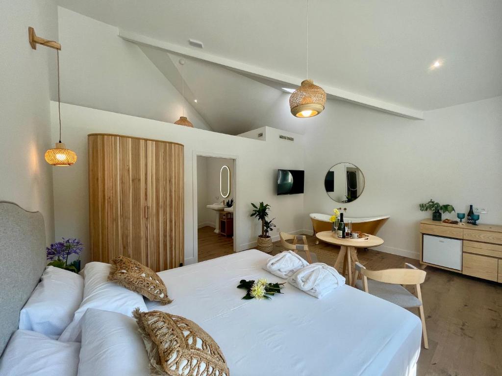 Villa Boutique 1880-Romantic Historic Boutique Hotel with Outdoor Jacuzzi - Suite Queen