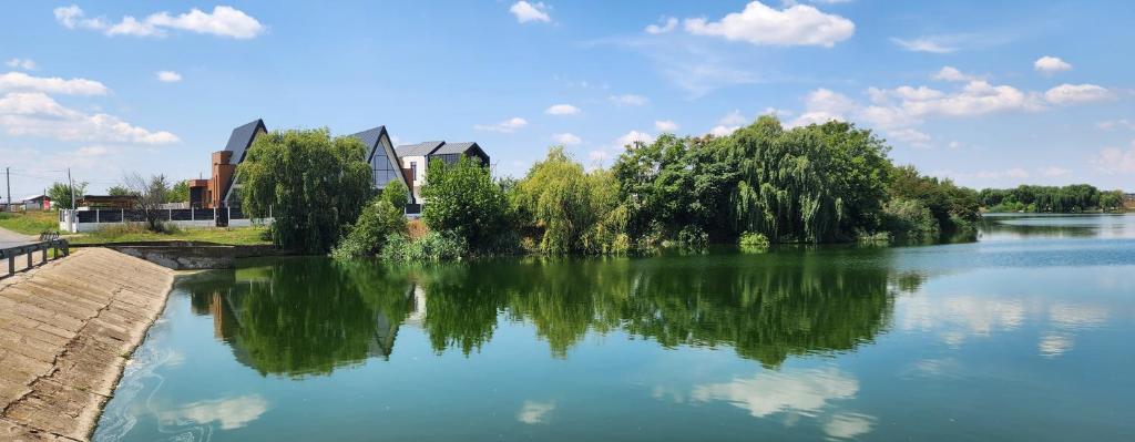 Výhled na řeku, která protéká v blízkosti vily