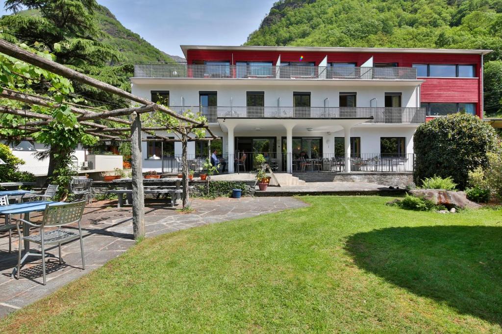 a view of the house from the yard at Eco-Hotel Cristallina in Coglio