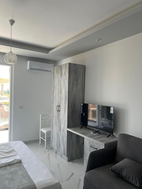 TV a/nebo společenská místnost v ubytování Suli Beach Apartments