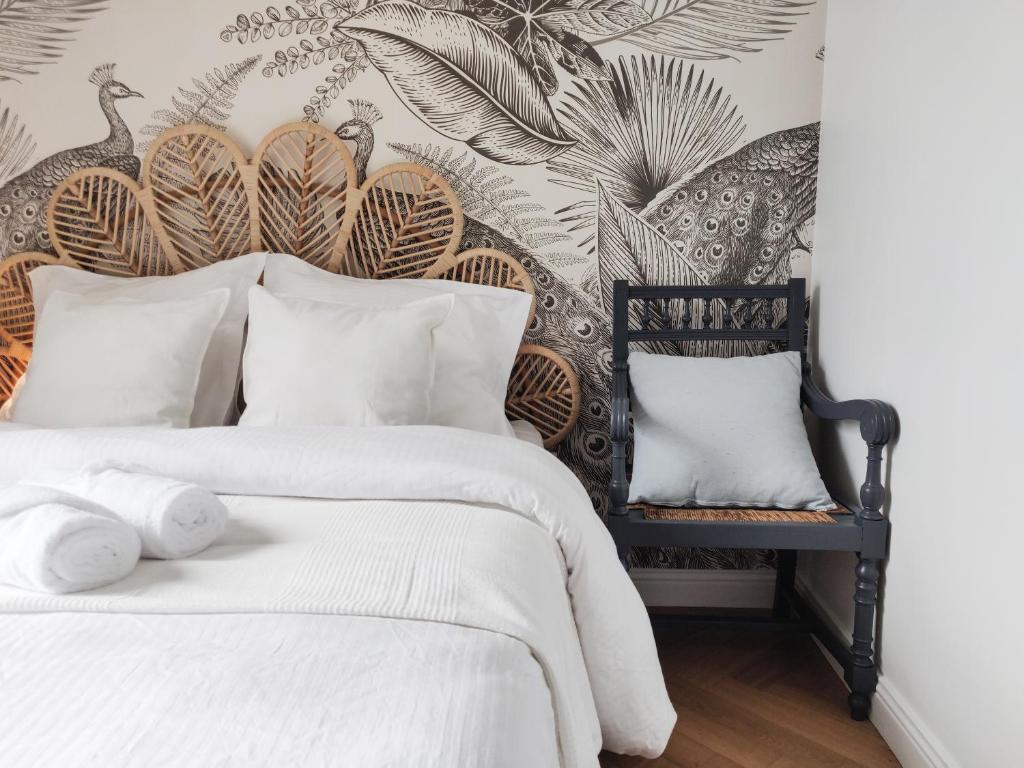 - une chambre avec un grand lit blanc et une fresque murale dans l'établissement Centre-ville donnant sur cours végétalisée, à Bordeaux