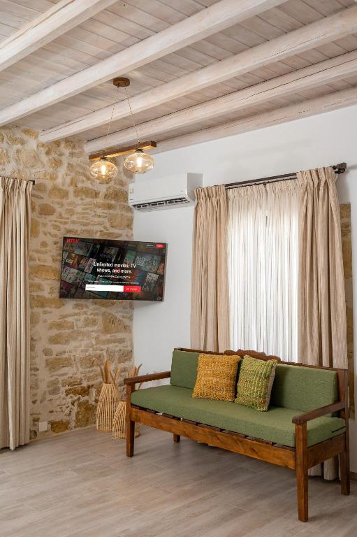 TV a/nebo společenská místnost v ubytování Papadia Luxury Apartments