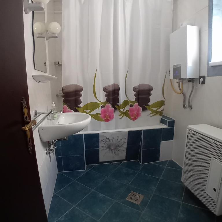 A kitchen or kitchenette at Levendula Vendégház