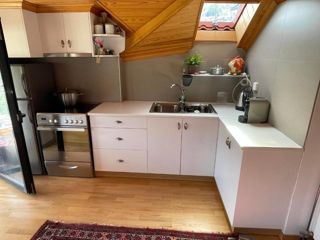 Kuchyň nebo kuchyňský kout v ubytování Kostis Central Loft