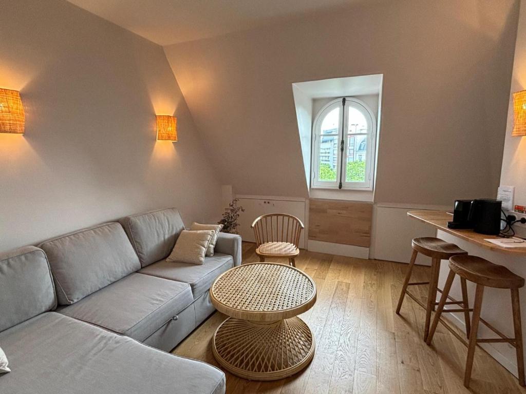 un salon avec un canapé et une table dans l'établissement Studio cosy with incredible view, à Paris