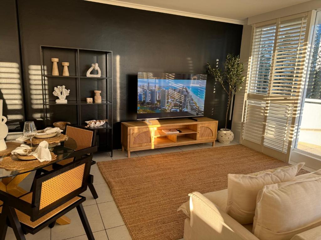 Et tv og/eller underholdning på Surfers Paradise - 2B 2bath Oceanview apartment