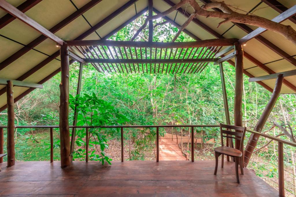 Balkón nebo terasa v ubytování Kaala Kalaththewa Luxury Eco Resort