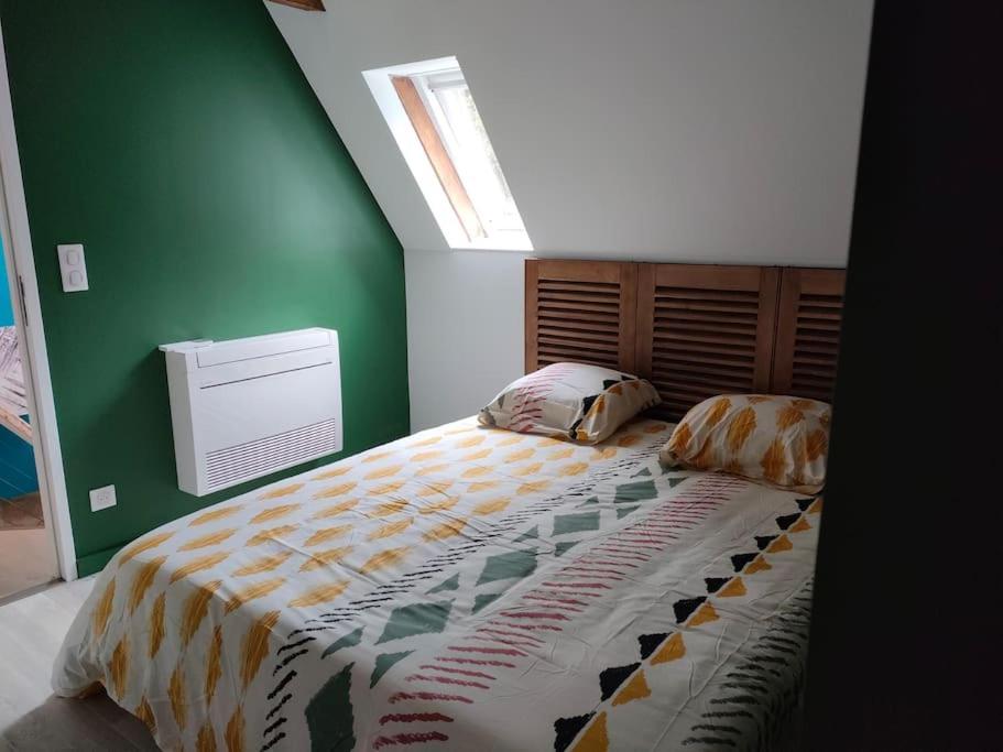 une chambre avec un grand lit avec un mur végétal dans l'établissement Maison, à Nespouls