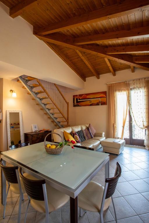 a living room with a table and a couch at La Mansarda del Viandante in Castelbelforte