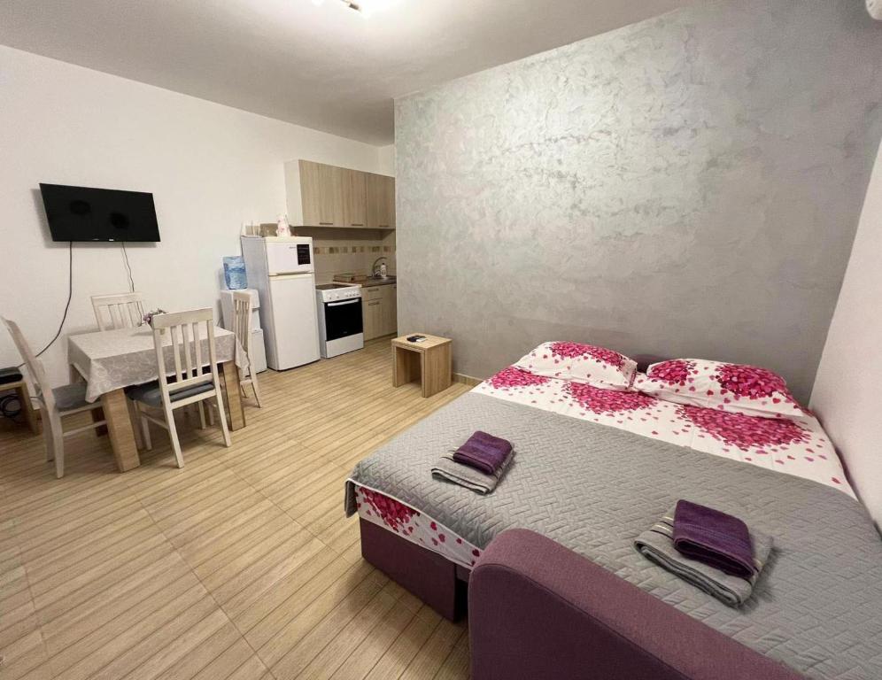 Postel nebo postele na pokoji v ubytování MarBis Apartmani near the sea