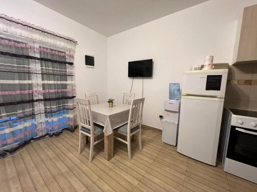 Kuchyň nebo kuchyňský kout v ubytování MarBis Apartmani near the sea