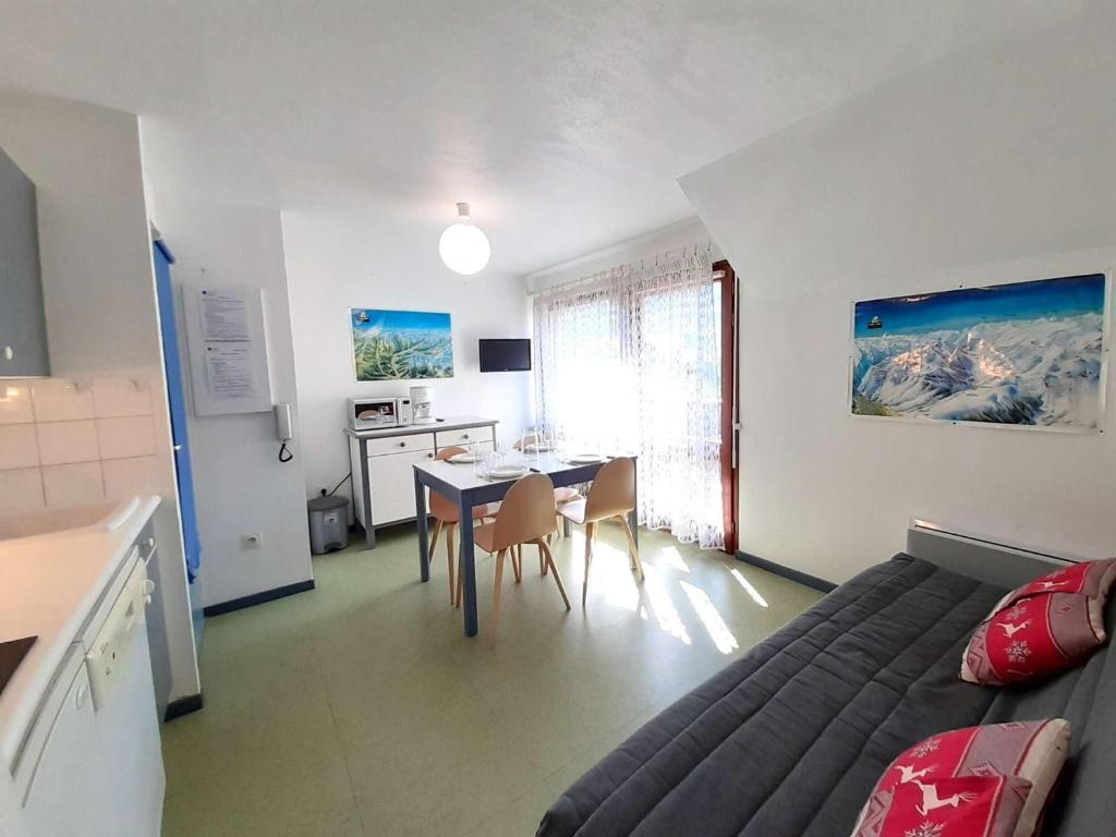 une chambre avec un lit et une table et une cuisine dans l'établissement Studio cosy 4 pers avec balcon, parking et salle de musculation à St Lary Soulan - FR-1-457-270, à Saint-Lary-Soulan