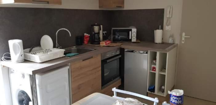 une cuisine avec un évier et un plan de travail dans l'établissement T2 saint jean du Bruel, à Saint-Jean-du-Bruel