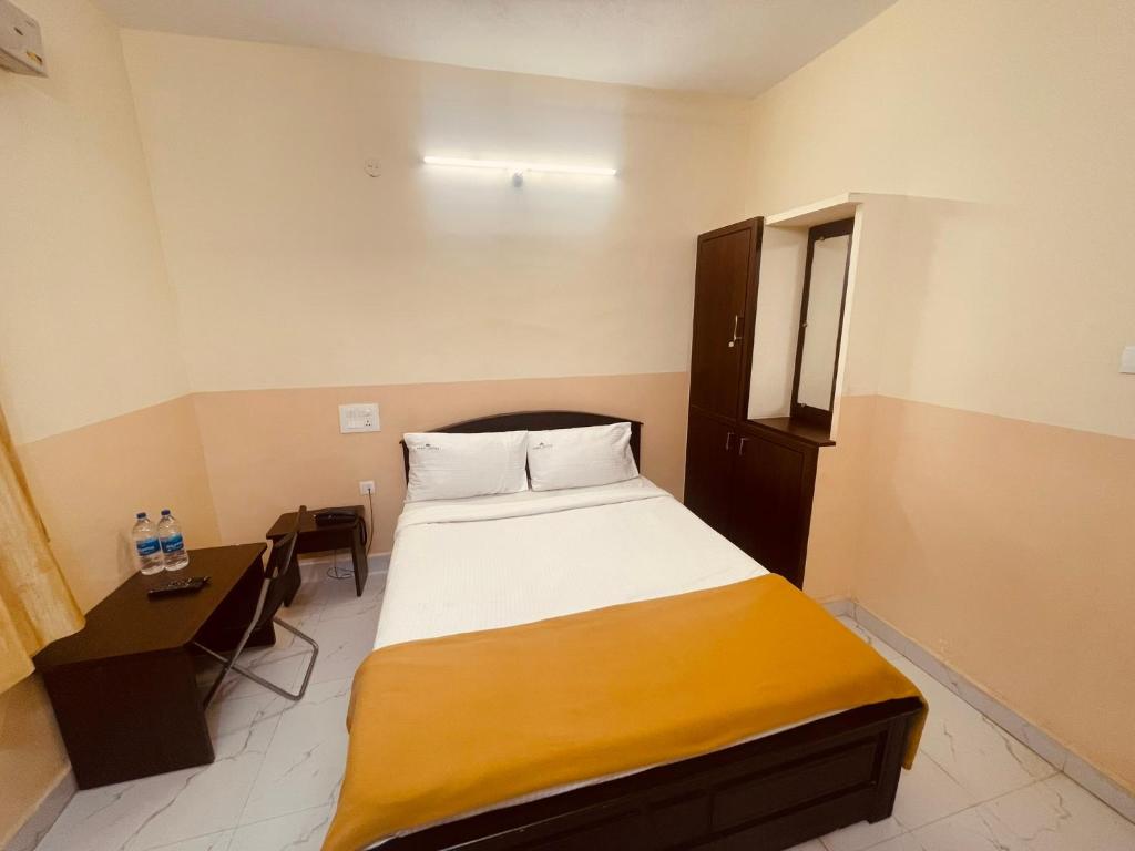 Postel nebo postele na pokoji v ubytování Hotel Deccan Park, Tirupati