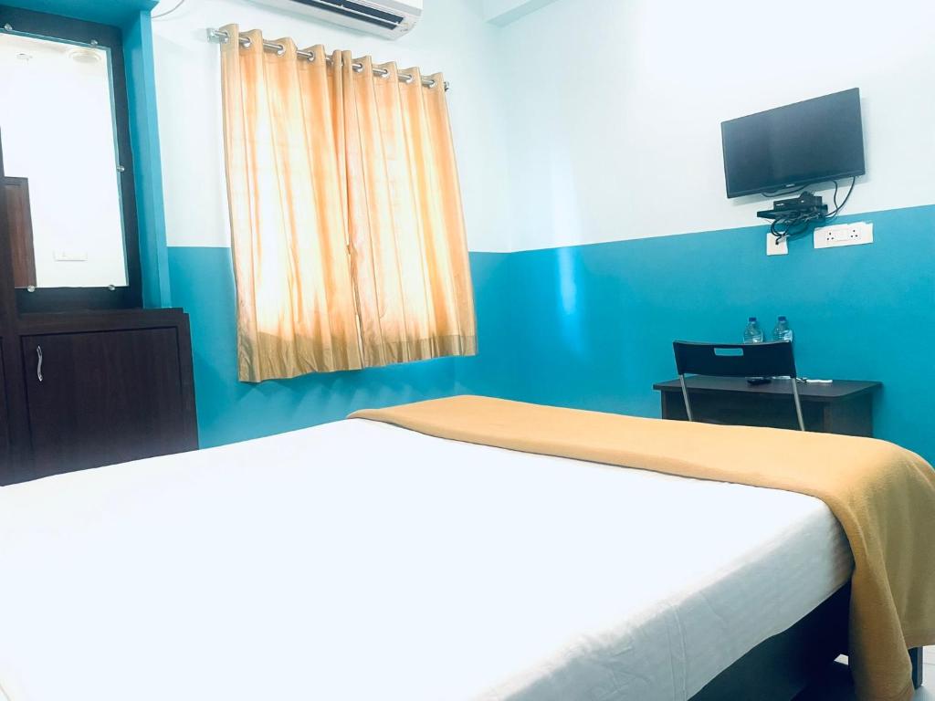 TV a/nebo společenská místnost v ubytování Hotel Deccan Park, Tirupati