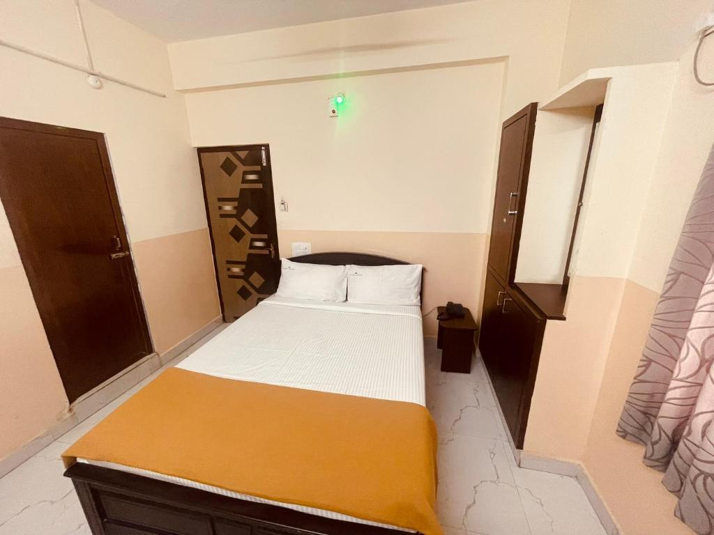 Postel nebo postele na pokoji v ubytování Hotel Deccan Park, Tirupati