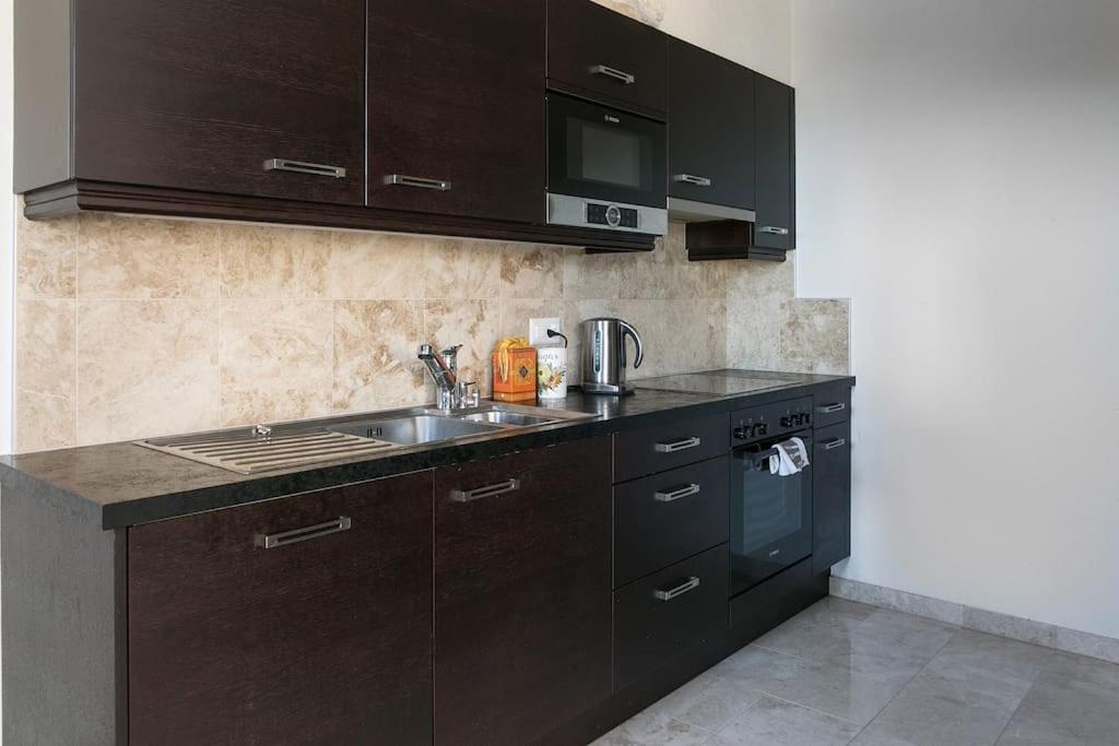 Kuchyň nebo kuchyňský kout v ubytování 30C Route d'Arzier