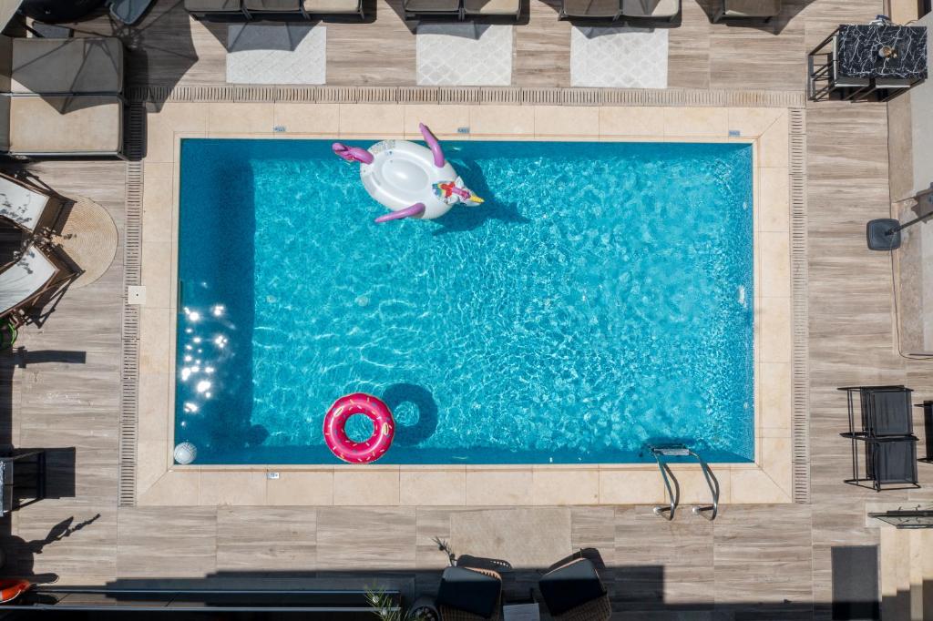 Bazén v ubytování Vellum Luxury Living nebo v jeho okolí