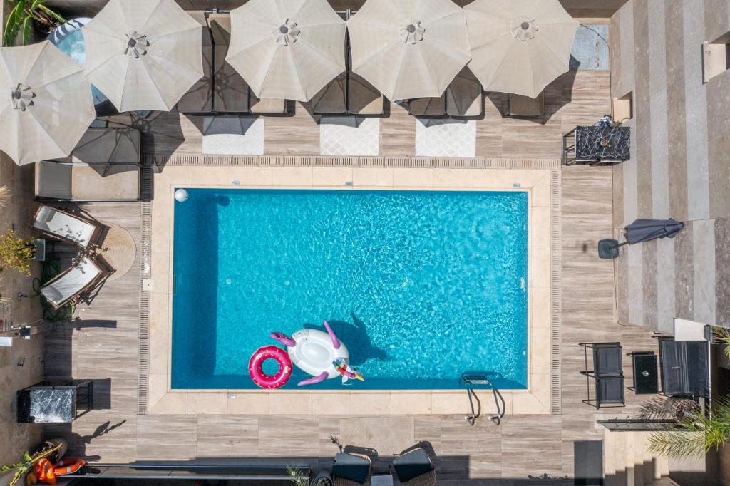 Bazén v ubytování Vellum Luxury Living nebo v jeho okolí