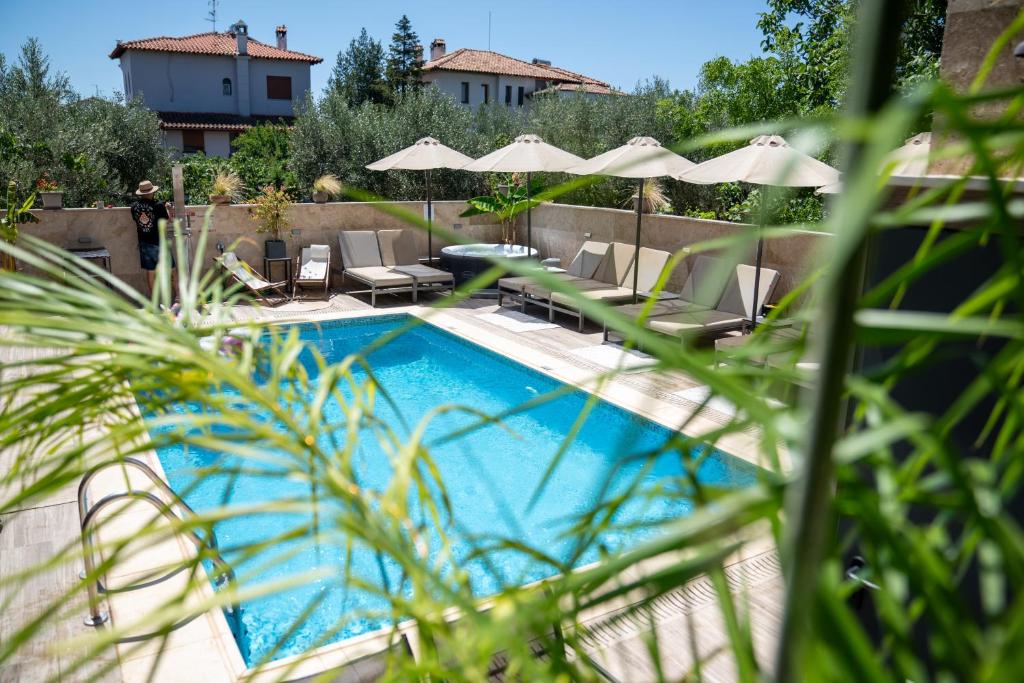 Bazén v ubytování Vellum Luxury Living nebo v jeho okolí