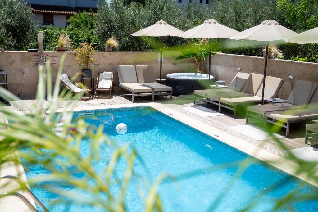 Bazén v ubytování Vellum Luxury Living nebo v jeho okolí