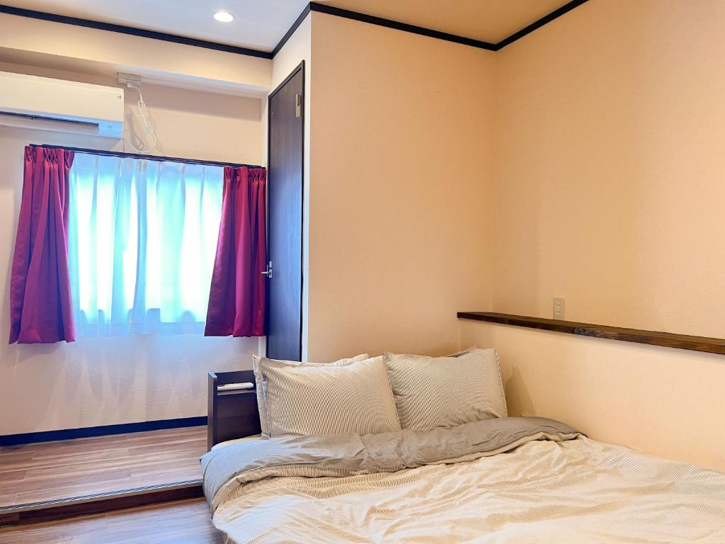 Postel nebo postele na pokoji v ubytování Jinya Sunset Inn by Murasaki