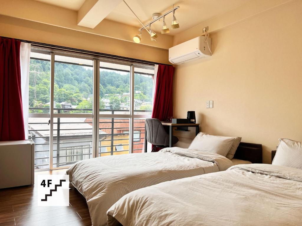 Postel nebo postele na pokoji v ubytování Jinya Sunset Inn by Murasaki
