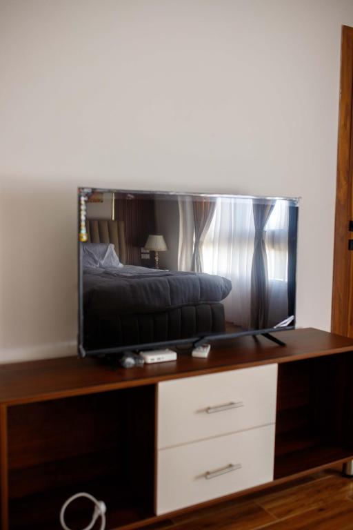 TV a/nebo společenská místnost v ubytování Pyramids Sunshine View