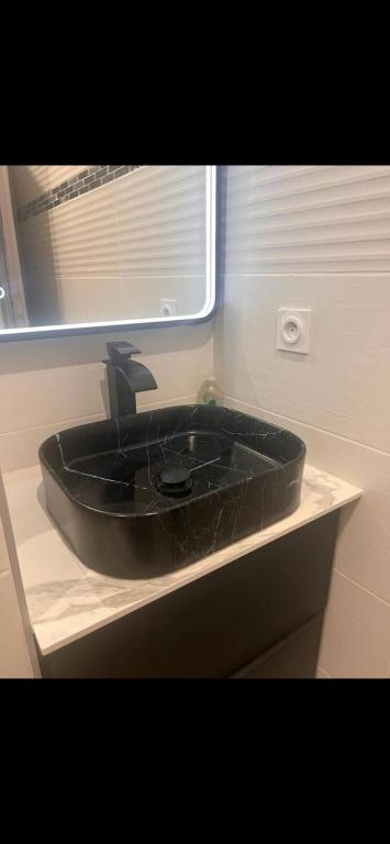 - un lavabo noir sur un comptoir dans la salle de bains dans l'établissement 3 Pièces de Haut Standing Nice, à Nice
