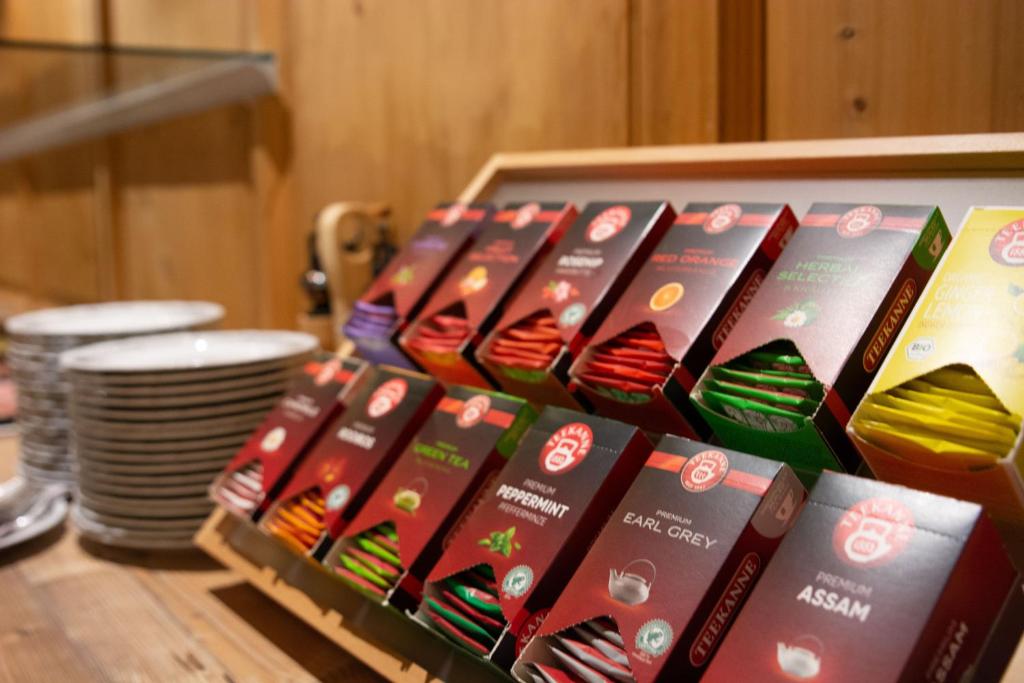 Příslušenství pro přípravu čaje a kávy v ubytování Hotel Garni Waldschlössl