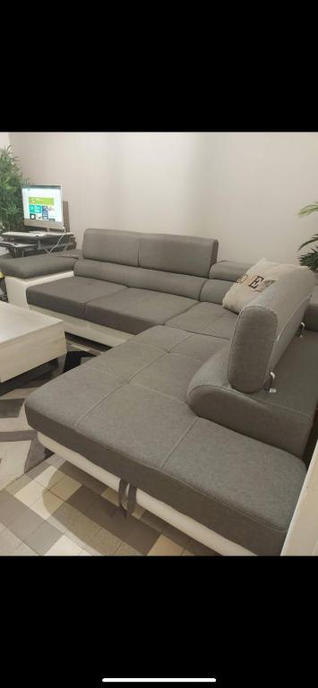 une chambre avec trois lits dans une pièce dans l'établissement appartement 10mn à pied plage promenade, à Nice